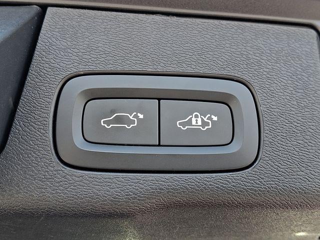 2024 Volvo XC60 B5 AWD Plus Dark Theme
