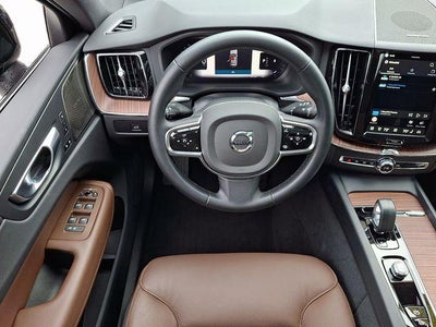 2024 Volvo XC60 B5 AWD Plus Dark Theme