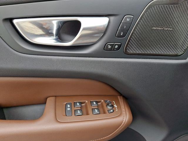 2024 Volvo XC60 B5 AWD Plus Dark Theme