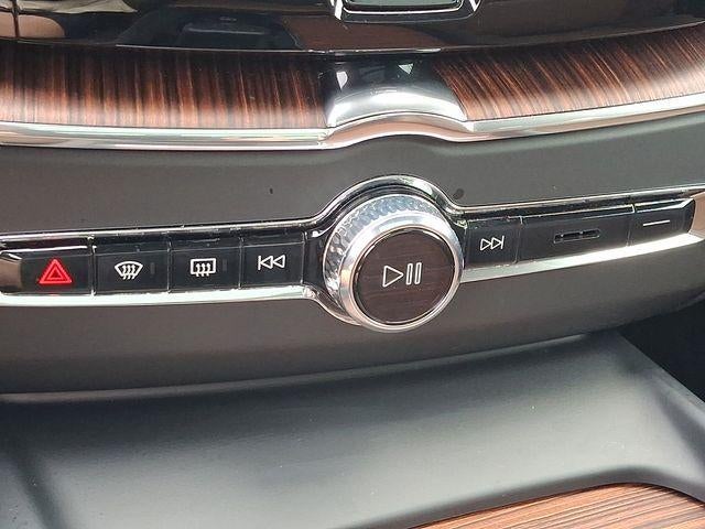 2024 Volvo XC60 B5 AWD Plus Dark Theme