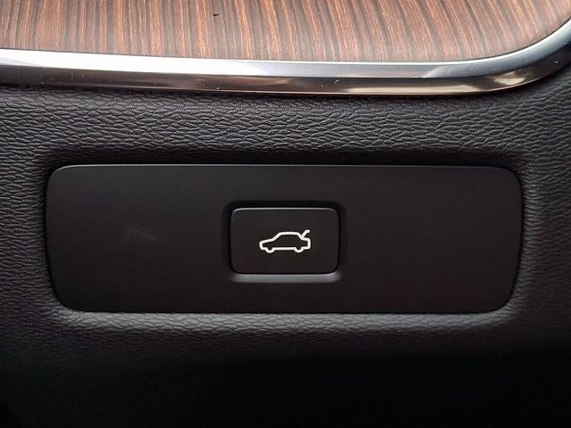 2024 Volvo XC60 B5 AWD Plus Dark Theme