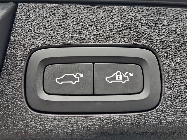 2024 Volvo XC60 B5 AWD Plus Dark Theme