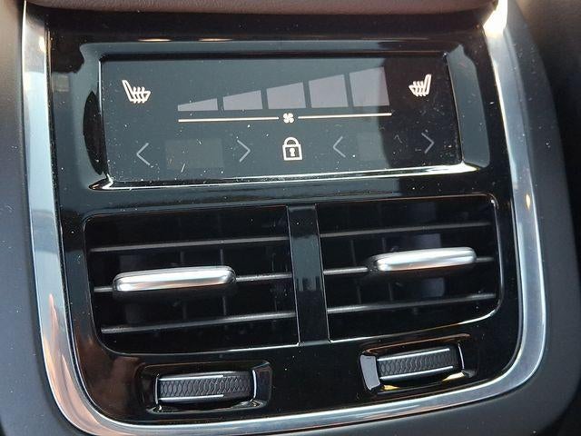 2024 Volvo XC60 B5 AWD Ultimate Dark Theme