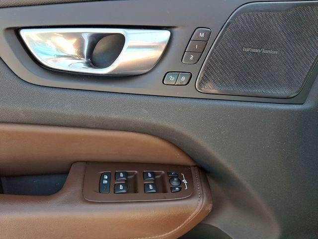 2024 Volvo XC60 B5 AWD Ultimate Dark Theme