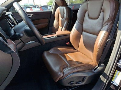 2024 Volvo XC60 B5 AWD Ultimate Dark Theme