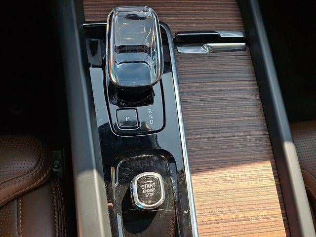2024 Volvo XC60 B5 AWD Ultimate Dark Theme