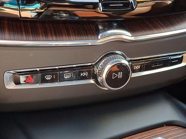 2024 Volvo XC60 B5 AWD Ultimate Dark Theme