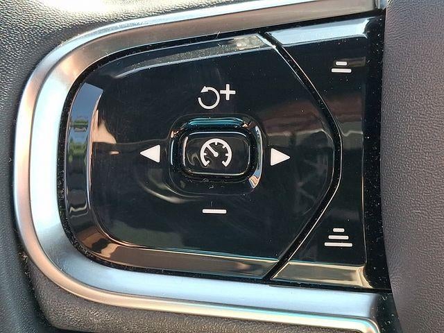 2024 Volvo XC60 B5 AWD Ultimate Dark Theme