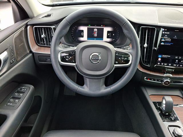 2023 Volvo XC60 B5 AWD Plus Bright Theme