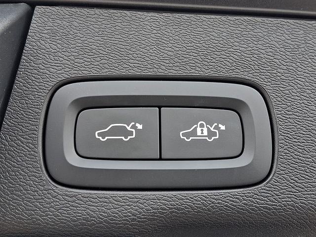 2023 Volvo XC60 B5 AWD Plus Bright Theme