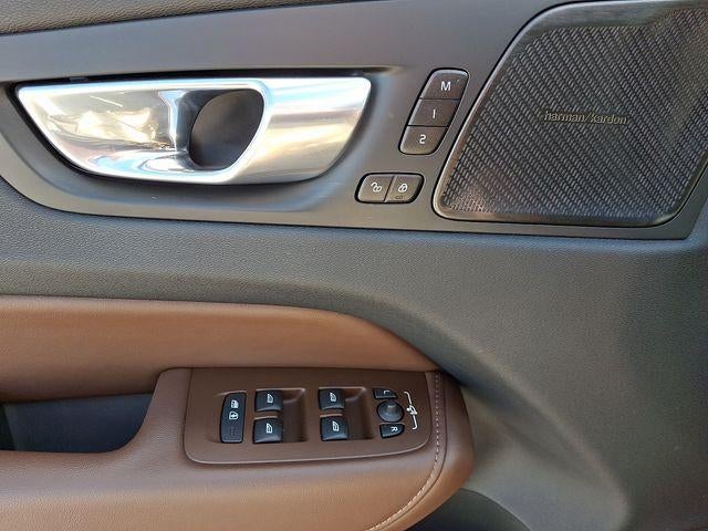 2023 Volvo XC60 B5 AWD Plus Bright Theme