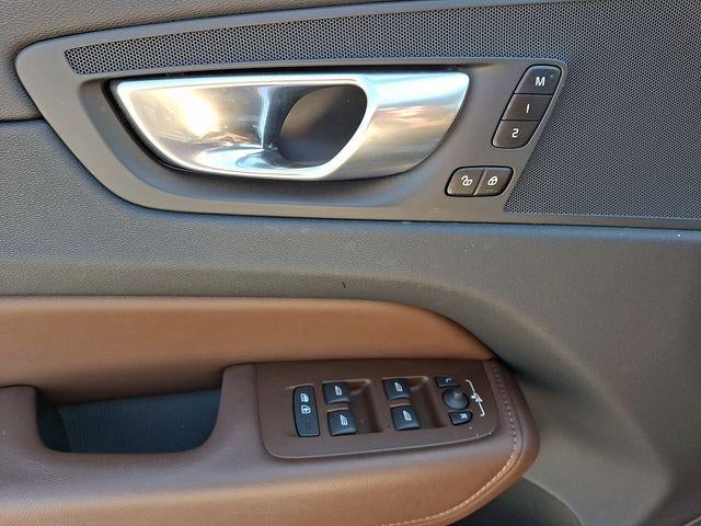 2023 Volvo XC60 B5 AWD Plus Dark Theme