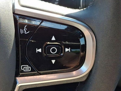 2023 Volvo XC60 B5 AWD Plus Dark Theme