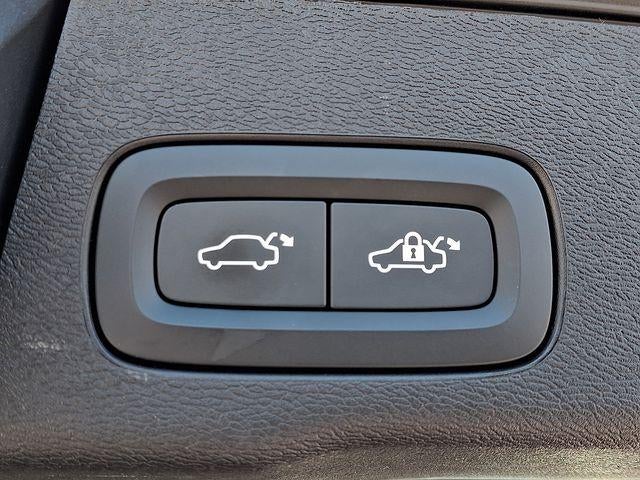 2023 Volvo XC60 B5 AWD Plus Dark Theme