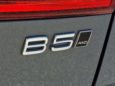 2023 Volvo XC60 B5 AWD Plus Dark Theme