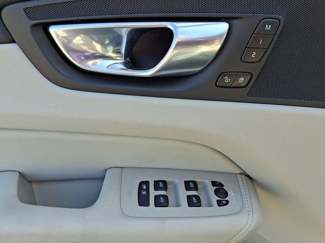 2023 Volvo XC60 B5 AWD Plus Dark Theme