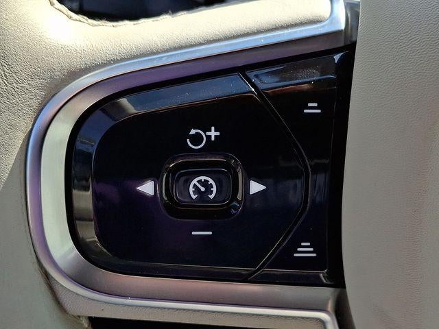2023 Volvo XC60 B5 AWD Plus Dark Theme