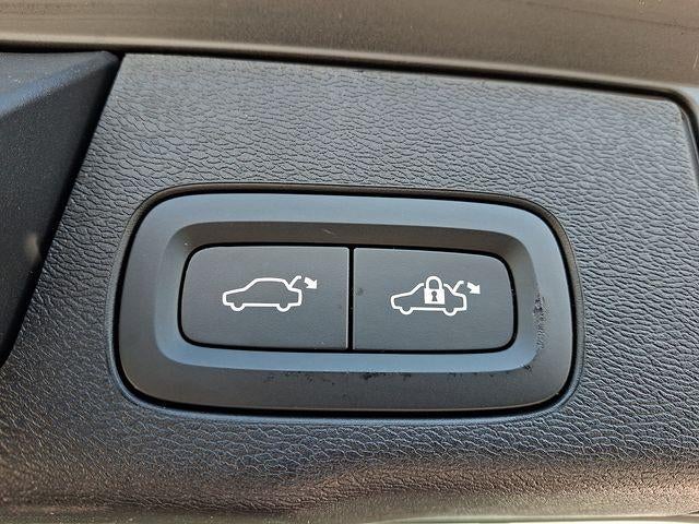 2023 Volvo XC60 B5 AWD Plus Dark Theme