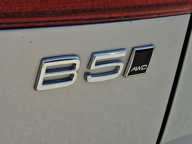 2023 Volvo XC60 B5 AWD Plus Dark Theme