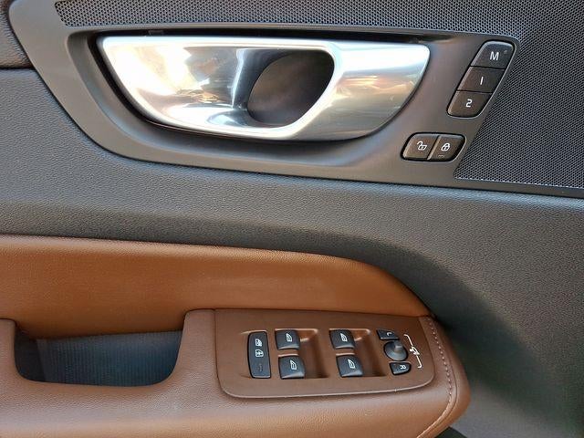 2023 Volvo XC60 B5 AWD Plus Dark Theme