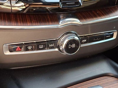2023 Volvo XC60 B5 AWD Plus Dark Theme