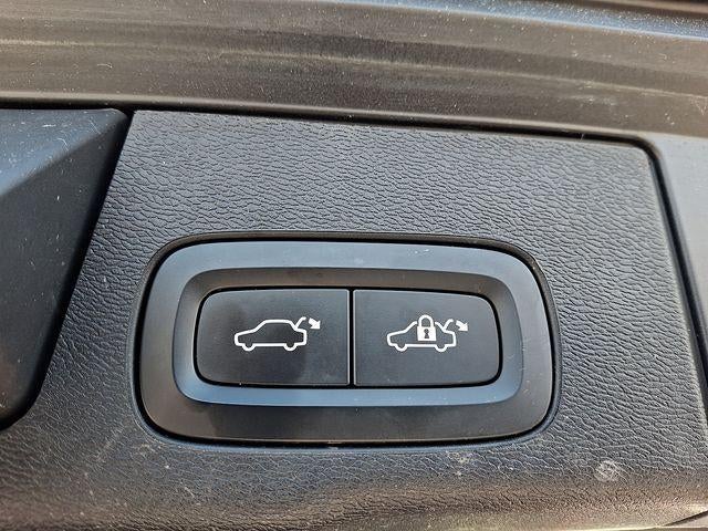 2023 Volvo XC60 B5 AWD Plus Dark Theme