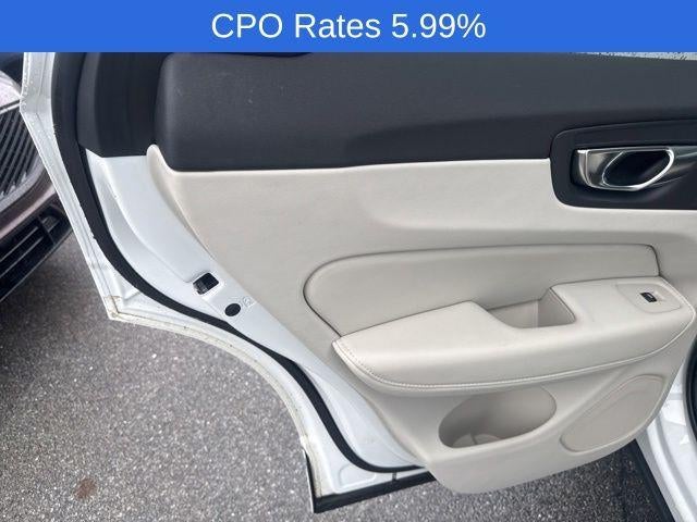 2023 Volvo XC60 B5 AWD Ultimate Dark Theme