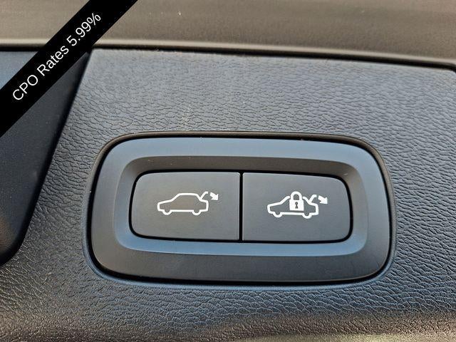 2023 Volvo XC60 B5 AWD Ultimate Dark Theme