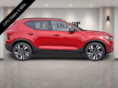2025 Volvo XC40 B5 AWD Plus Dark Theme
