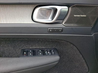 2024 Volvo XC40 B5 AWD Plus Bright Theme
