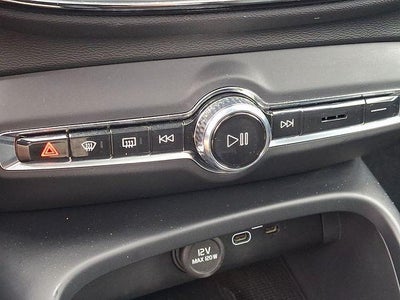 2024 Volvo XC40 B5 AWD Plus Bright Theme