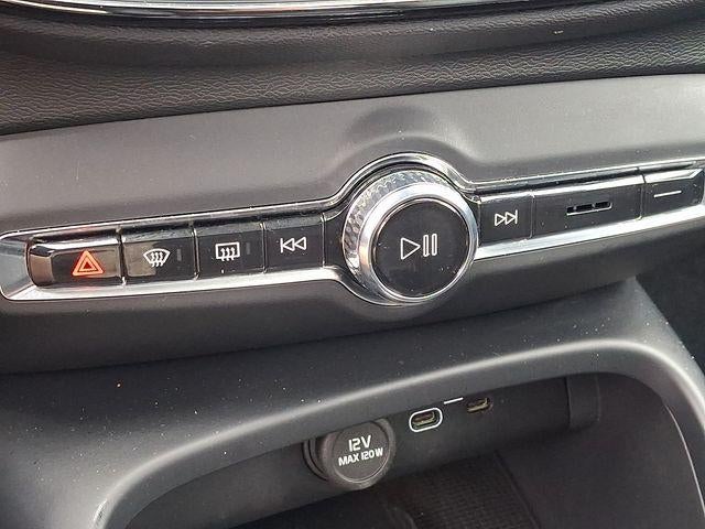 2024 Volvo XC40 B5 AWD Plus Bright Theme