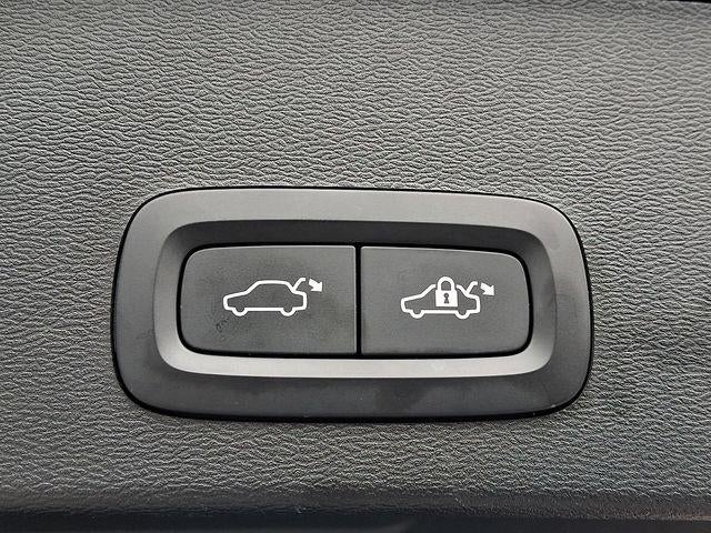 2024 Volvo XC40 B5 AWD Plus Bright Theme