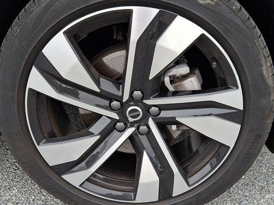 2024 Volvo XC40 B5 AWD Plus Bright Theme