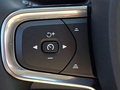 2024 Volvo XC40 B5 AWD Ultimate Bright Theme