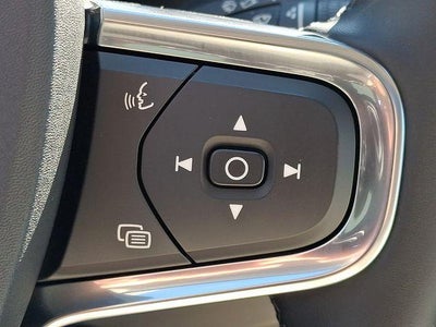 2024 Volvo XC40 B5 AWD Ultimate Bright Theme