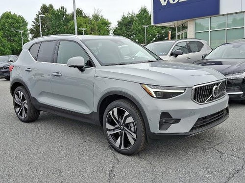 2025 Volvo XC40 B5 AWD Ultra Bright Theme