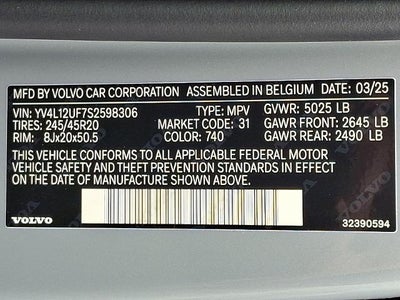 2025 Volvo XC40 B5 AWD Ultra Bright Theme