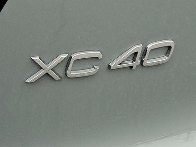 2025 Volvo XC40 B5 AWD Ultra Bright Theme
