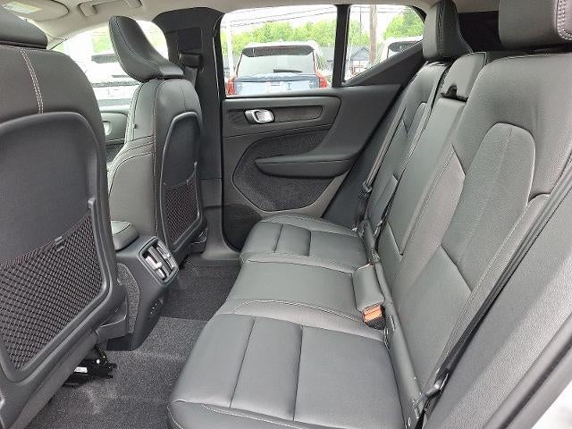 2025 Volvo XC40 B5 AWD Ultra Bright Theme