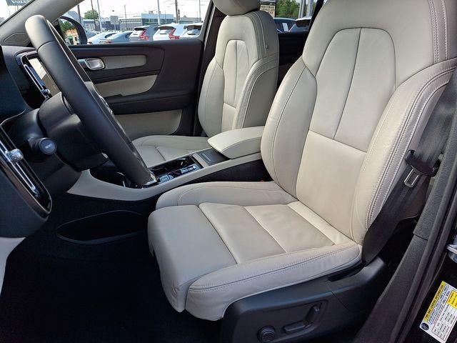 2024 Volvo XC40 B5 AWD Plus Dark Theme