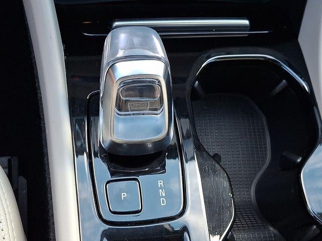 2024 Volvo XC40 B5 AWD Plus Dark Theme