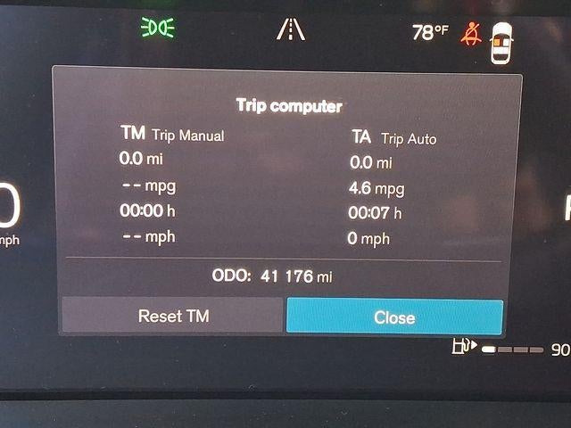 2024 Volvo XC40 B5 AWD Plus Dark Theme