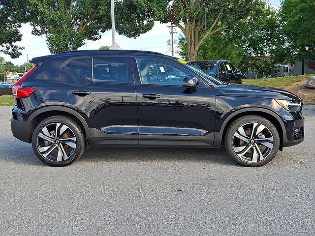 2024 Volvo XC40 B5 AWD Plus Dark Theme