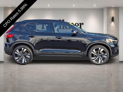 2024 Volvo XC40 B5 AWD Plus Dark Theme