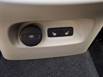 2024 Volvo XC40 B5 AWD Plus Dark Theme