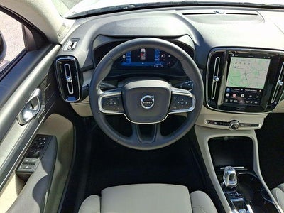 2024 Volvo XC40 B5 AWD Plus Dark Theme