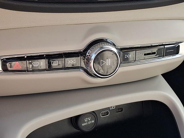 2024 Volvo XC40 B5 AWD Plus Dark Theme