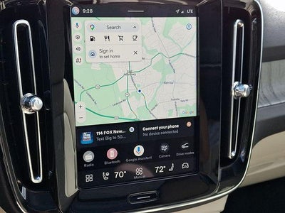 2024 Volvo XC40 B5 AWD Plus Dark Theme