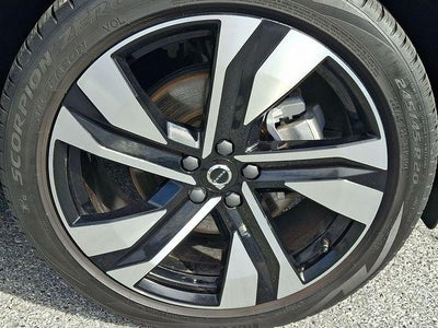 2024 Volvo XC40 B5 AWD Plus Dark Theme